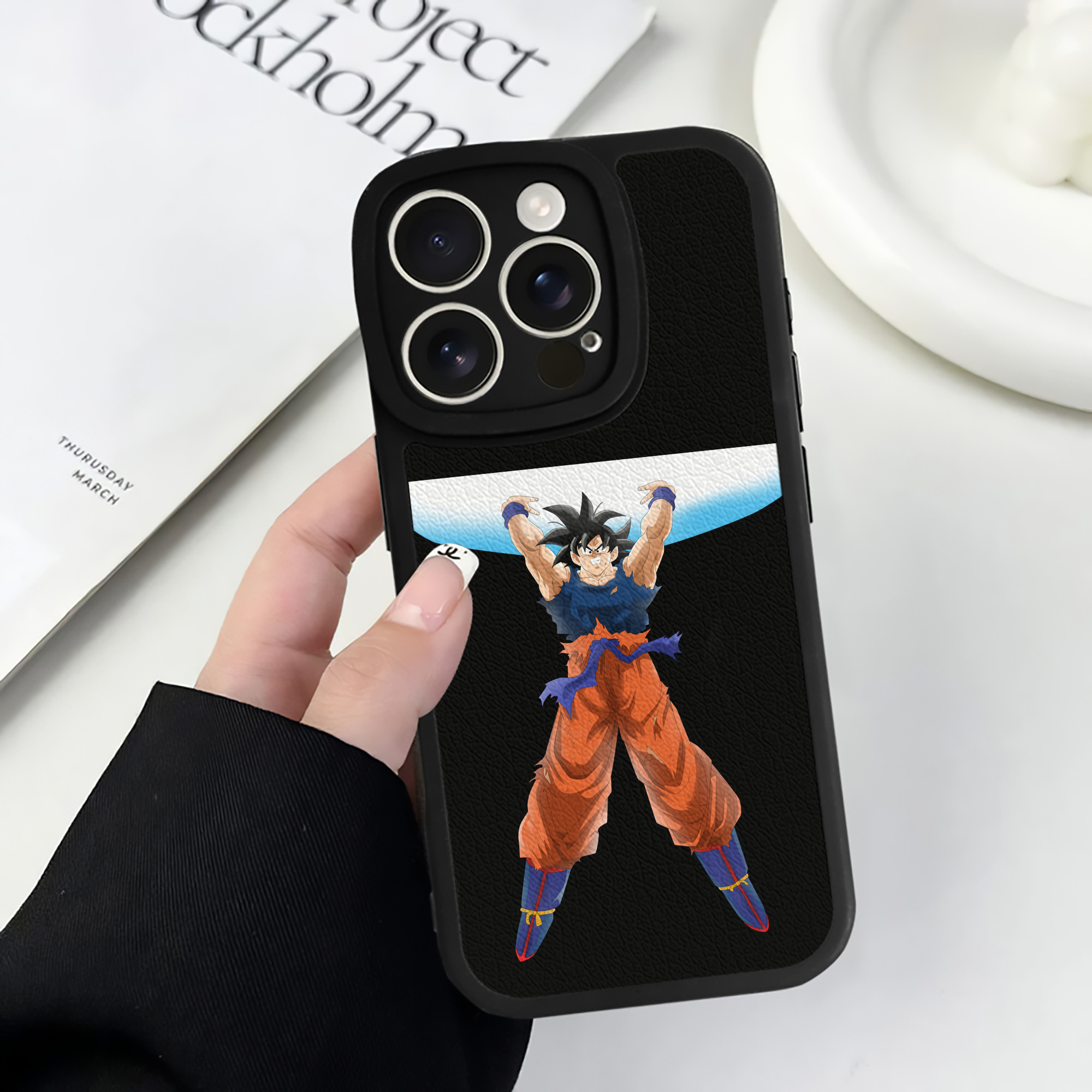 （画像用） ドラゴンボール 孫悟空（そん ごくう）Son Goku カカロット DRAGON BALL Kakarotto 【iPhone 16シリーズ対応】シリコンスマホケース（レザー調） 材質：シリコン